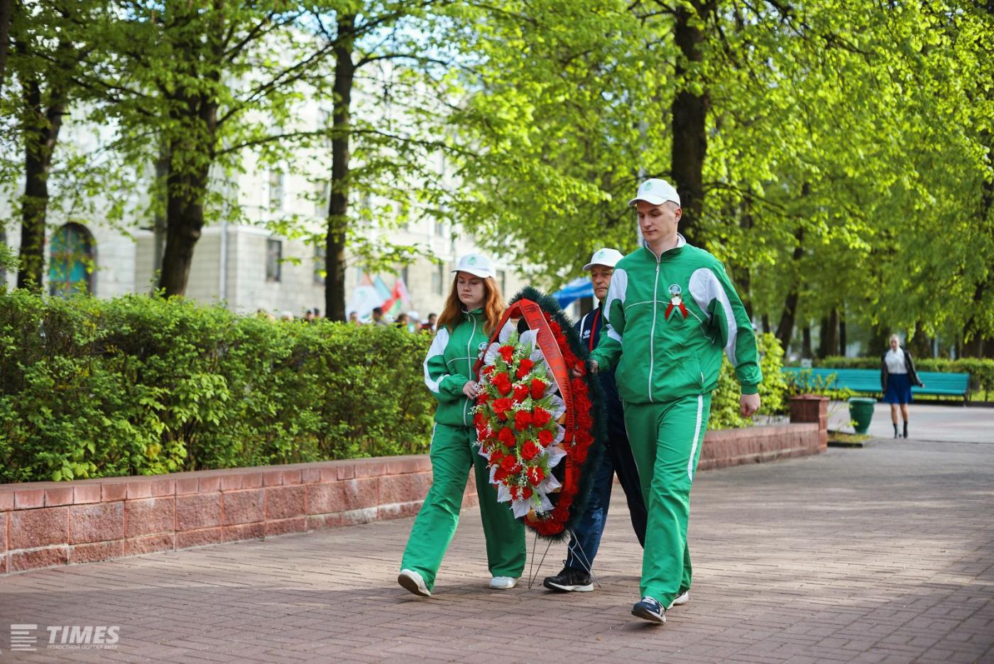 Поклонимся великим тем годам...